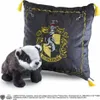 A plush badger toy and a Hufflepuff crest pillow are displayed on a white background. Produktbild-Vorschau