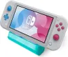 A Nintendo Switch Lite gaming console is shown resting on a teal charging dock. Produktbild-Vorschau