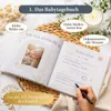Hand schreibt in aufgeschlagenes Babytagebuch mit Foto, Infografik zu Seiten und Einträgen Produktbild-Vorschau