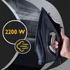 A hand holding a black steam iron with steam coming out of it, next to a circle with '2200 W' and another circle with a steam icon. Anteprima dell’immagine prodotto