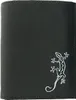 A black wallet with a white gecko design on the front. Produktbild-Vorschau