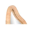 A close-up view of the curved rattan frame of a mirror. Voir les images du produit
