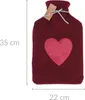 A burgundy hot water bottle with a pink heart applique, shown with size indicators. Produktbild-Vorschau
