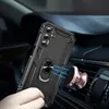 A hand holding a black phone case with a ring holder, magnetically attached to a car vent mount. Produktbild-Vorschau
