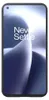A smartphone with a dark case and a wallpaper with abstract shapes and the text "Never Settle". Produktbild-Vorschau