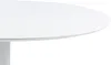 A close-up of the edge of a white round table. Voir les images du produit
