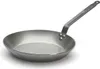 A single, empty metal frying pan with a long handle is shown against a white background. Náhled obrázku produktu