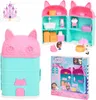 A collage of images showing a Gabby's Dollhouse playset, including the dollhouse itself, accessories, figures, and packaging. Produktbild-Vorschau