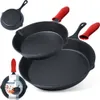 Two cast iron pans with red silicone handle covers, one smaller pan is placed on top of a larger pan. A smaller pan with a label is in the bottom left corner. Produktbild-Vorschau
