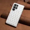 A white quilted phone case is displayed on a brown leather background. Produktbild-Vorschau