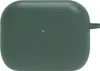 A dark green silicone case for AirPods Pro 3 with a small green indicator light and a faint outline of a logo. Produktbild-Vorschau