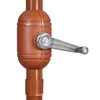 A close-up view of a crank mechanism on a brown umbrella pole. Produktbild-Vorschau