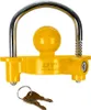 A yellow trailer hitch lock with two keys in front of it, on a white background. Produktbild-Vorschau