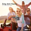 Four friends are in a red jeep, enjoying a sunny day. One person is taking a selfie with a phone case. Produktbild-Vorschau