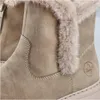 Close-up of a beige winter boot with fur trim. Voir les images du produit