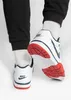 A person wearing Nike Cross Trainer Low sneakers. Náhled obrázku produktu