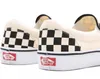 A close-up view of the back of two Vans Classic Slip-On sneakers. Voir les images du produit