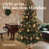 A decorated Christmas tree stands next to a grand piano in a room with a brick wall. Produktbild-Vorschau