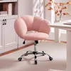 A pink, cloud-shaped office chair with a chrome base and wheels is shown in a room with a bookshelf and a desk. Produktbild-Vorschau