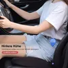 Schwarzes Autositzkissen in Gebrauch, das die Sitzhöhe einer Person im Auto erhöht Náhľad obrázku produktu