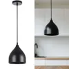 A black pendant light is shown against a white background on the left, and in a kitchen setting on the right. Náhled obrázku produktu