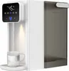 A white countertop water dispenser with a transparent water tank is shown from the side. Water is pouring into a glass mug. Produktbild-Vorschau