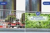 A split image showing a balcony before and after installing a privacy screen. The 'before' side shows a metal railing with plants and a toy car. The 'after' side shows the same balcony with a green ivy privacy screen installed, providing a lush, natural lo Produktbild-Vorschau