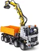 A detailed model of a remote-controlled construction truck with a crane and dump bed, presented against a white background. Voir les images du produit