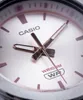 A close-up view of a Casio watch face. Voir les images du produit