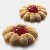 Two flower-shaped cookies with jam in the center, dusted with powdered sugar, are presented on a white background. Anteprima dell’immagine prodotto