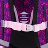 A close-up view of a pink adjustable strap with a buckle on a purple backpack with a horseshoe pattern. Produktbild-Vorschau