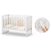 A white baby crib with beige bedding, shown against a white background. A close-up inset shows a hand holding a white remote control near the crib. Anteprima dell’immagine prodotto