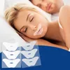 A woman sleeping in bed with anti-snoring mouth patches on her lips, and a man sleeping behind her. Several patches are also shown in packaging in the foreground. Voir les images du produit