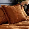 Close-up view of quilted bedding with a palm leaf pattern in rust color. Anteprima dell’immagine prodotto