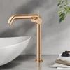A rose gold faucet is shown next to a white sink in a bathroom setting. Anteprima dell’immagine prodotto