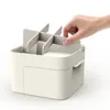 A hand is shown adjusting the dividers in a cosmetic organizer. Náhled obrázku produktu