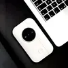 Weißer tragbarer WLAN-Hotspot mit schwarzem rundem Display, das Signal- und Batterieanzeigen zeigt, neben einer silbernen Laptop-Tastatur Náhľad obrázku produktu