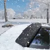 Schwarze gesteppte Auto-Windschutzscheiben-Abdeckung auf einem Auto in einer verschneiten Winterlandschaft Anteprima dell’immagine prodotto