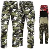 Vorder- und RÃ¼ckansicht flammhemmender Camouflage-Klassik-Cargohosen, verstÃ¤rkt mit 100 % Baumwoll-Twill und original DuPontâ„¢ KevlarÂ®-Gewebe fÃ¼r unvergleichlichen Schutz. Mach dich bereit fÃ¼r dein Abenteuer! Kaufe diese Premiumhose jetzt online und  Produktbild-Vorschau
