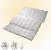 A white duvet is laid out flat on a light yellow and white gradient background. Produktbild-Vorschau