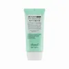 A product shot of a green and white tube of sunscreen against a white background. Náhled obrázku produktu
