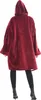 A person wearing a red hoodie blanket, viewed from the back. Produktbild-Vorschau