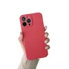 A hand holding a red phone case. Produktbild-Vorschau