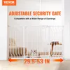 A white adjustable security gate is installed in a doorway, with a cat visible behind it. Text overlays provide product information. Voir les images du produit