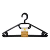 A set of black plastic clothes hangers presented on a white background. Anteprima dell’immagine prodotto