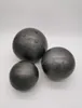 Three ceramic garden balls of varying sizes are arranged on a white background. Anteprima dell’immagine prodotto