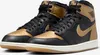 A pair of Nike Air Jordan 1 Retro High OG sneakers in black and gold. Produktbild-Vorschau
