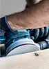 A person wearing gloves is using a Bosch sander on a wooden surface. Podgląd zdjęcia produktu