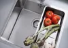 A stainless steel sink with a tray containing tomatoes and artichokes. Produktbild-Vorschau