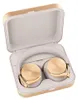 A pair of gold and white Bang & Olufsen Beoplay H95 on-ear headphones are displayed inside their open carrying case. Produktbild-Vorschau